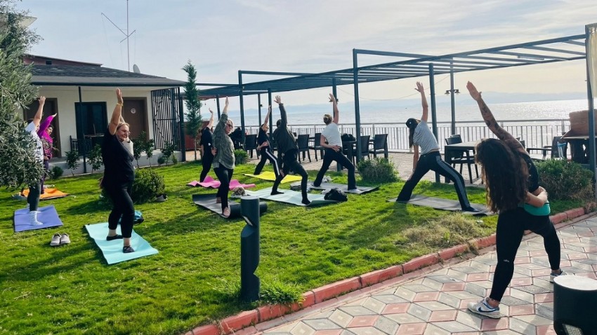 Küçükkuyu’da yoga etkinliğiyle sağlıklı yaşam farkındalığı