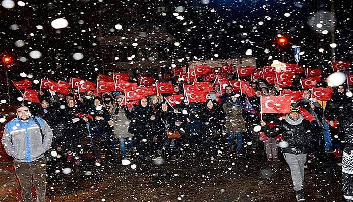 Yoğun kar yağışı altında şehitler için kol kola yürüdüler