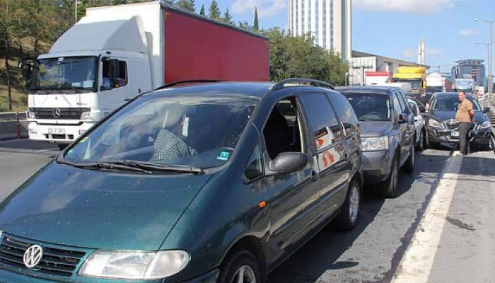 TEM Otoyolu’nda 5 araç birbirine girdi, Edirne istikametinde trafik felç