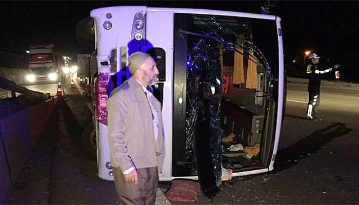 Çanakkale’ye geziye giden midibüs devrildi: 23 yaralı