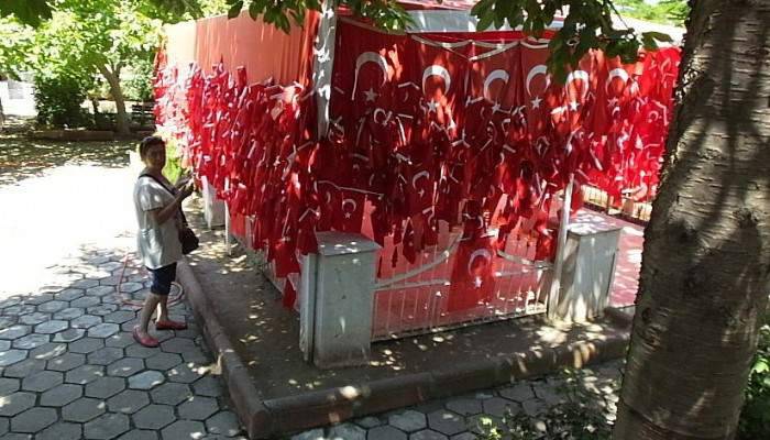 GELİBOLU’DA “BAYRAKLI BABA”NIN KABRİ ZİYARETÇİLERİN AKININA UĞRUYOR