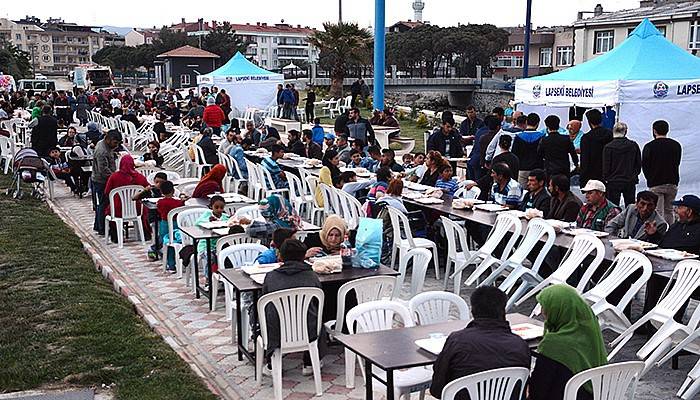 Lapseki’de ilk oruç 15 Temmuz Şehitler Parkı’nda açıldı