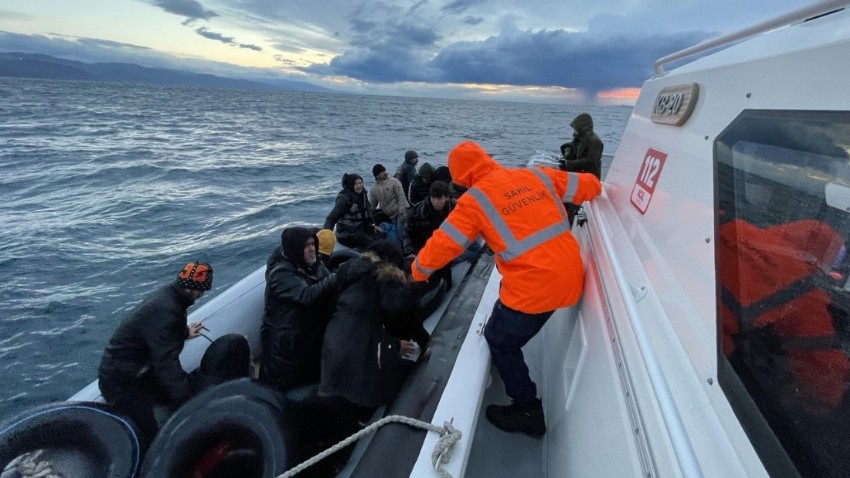 Umuda yolculuğa çıkan kaçak göçmenleri, Yunan unsurları ölüme terk ediyor