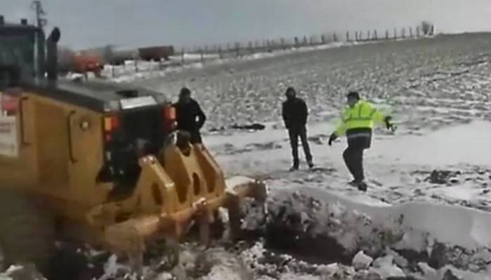 Çanakkale’de greyderi kurtarma çalışmasında traktörler de kara saplandı