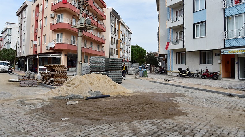 Türkgücü Caddesi'nde taş döşeme çalışması devam ediyor