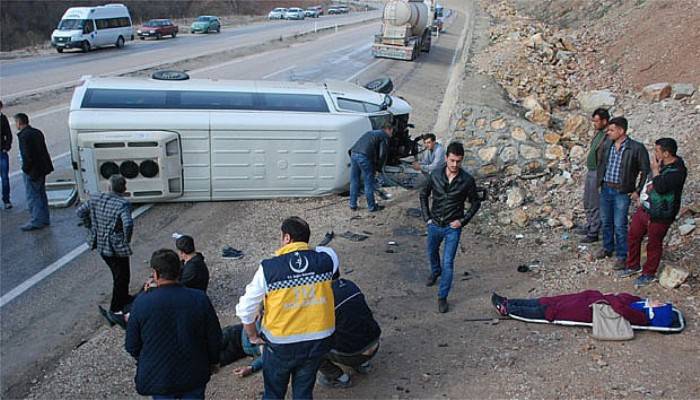 Öğrenci servisi devrildi: 16 yaralı