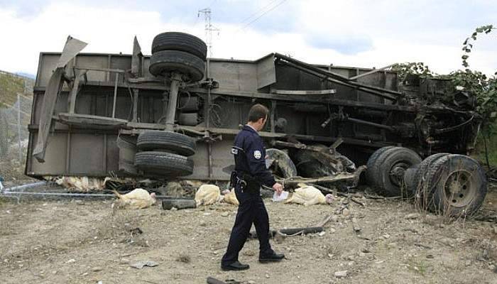 Hindi yüklü kamyon şarampole uçtu: 1 ölü
