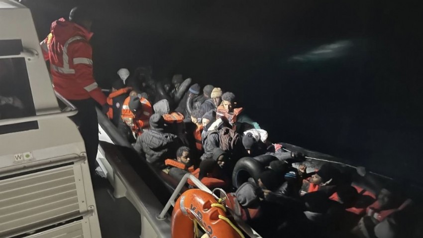 Ayvacık açıklarında 77 kaçak göçmen yakalandı