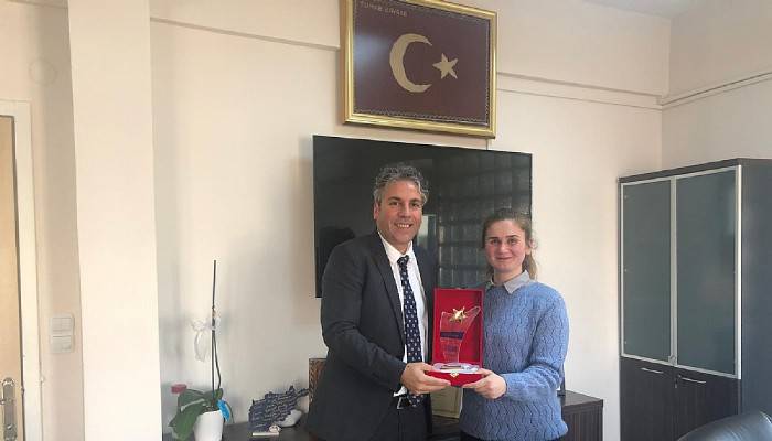 Sanatçı Ezgi Gökçe plaket aldı