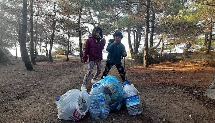 Ailecek Sahili Temizlediler, Kirletenlere de Bir Mesaj Bıraktılar