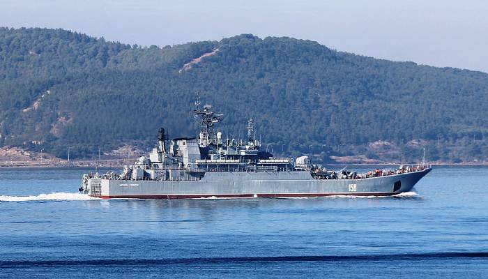 Rus savaş gemisi Çanakkale Boğazı'ndan geçti