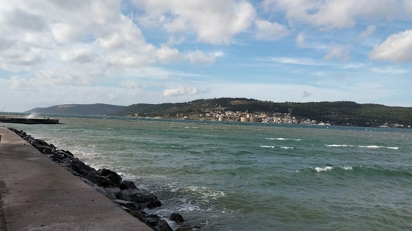 Çanakkale Boğazı iki renge dönüştü