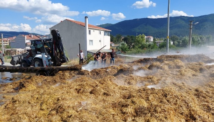 SEYİR HALİNDEKİ RÖMORKUN ÜZERİNDE BALYALAR ALEV ALDI