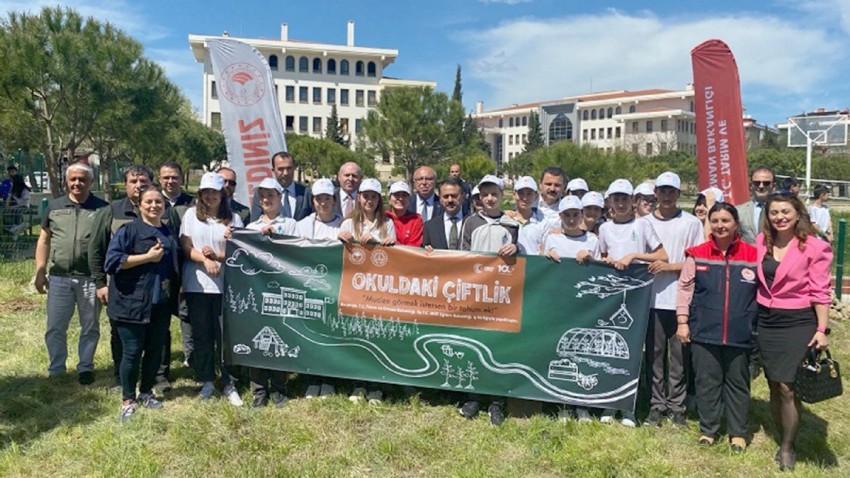 Öğrenciler Meyve Fidanlarını Toprakla Buluşturdu