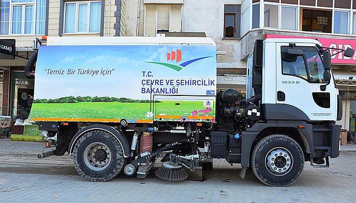 Vakumlu yol süpürme aracı hizmete başladı