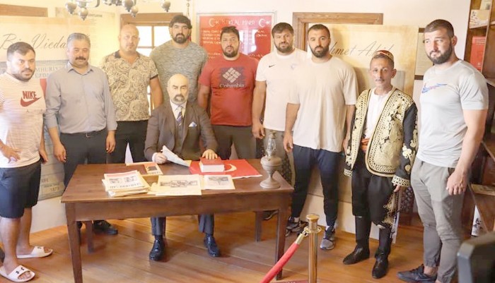 Başpehlivanlar Mehmet Akif Ersoy evini ziyaret etti