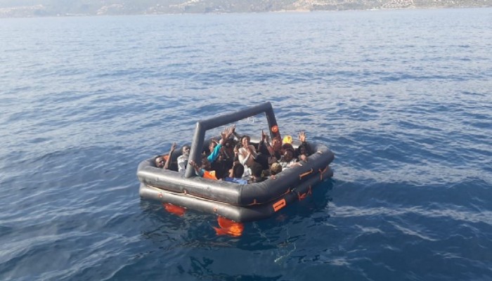 Ayvacık açıklarında 14 kaçak göçmen kurtarıldı