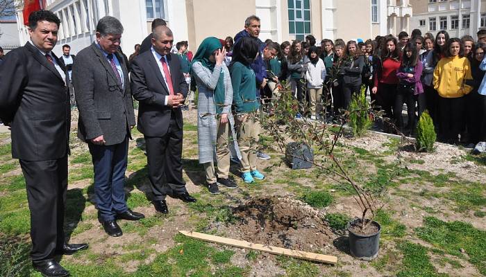  Fen lisesi öğrencileri okul bahçesine fidan dikti