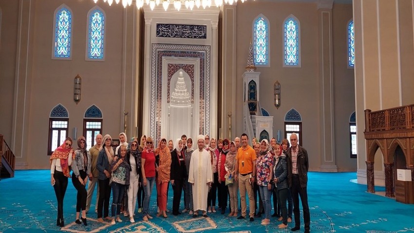 18 Mart Hatime Ana Ulu Cami mimarisiyle yabancı turistlerin ilgini çekiyor