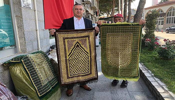 Başkan seccade hediye etti 
