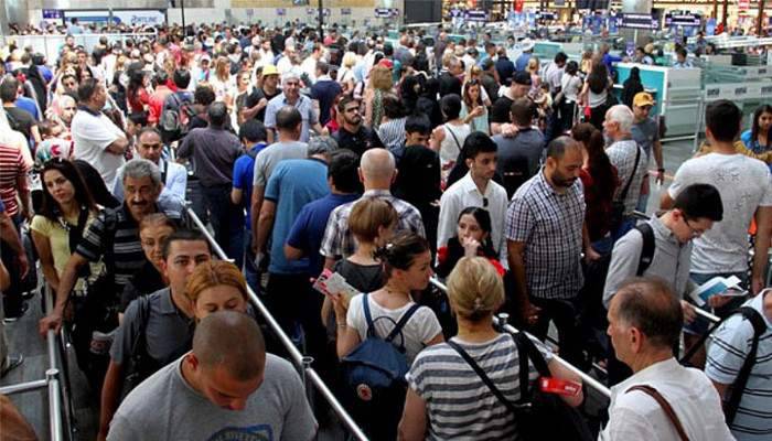 Bayram dönüşü havalimanında gurbetçi yoğunluğu