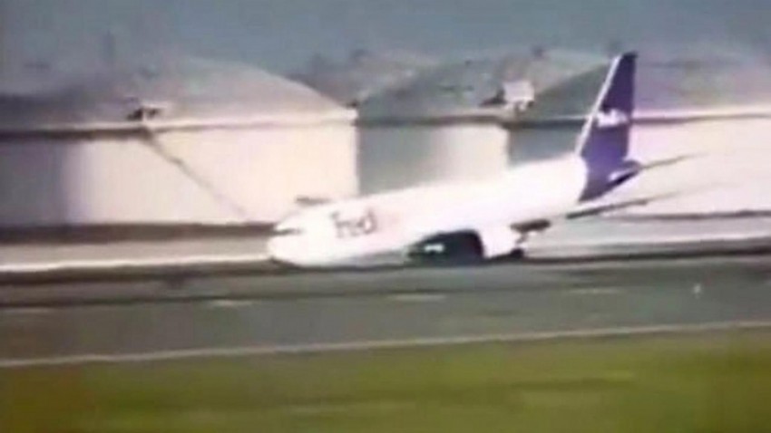 Havalimanında panik, uçak gövde üzerine iniş yaptı (TIKLA İZLE)