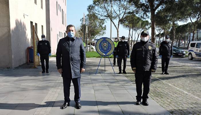 Lapseki'de sosyal mesafeli çelenk töreni