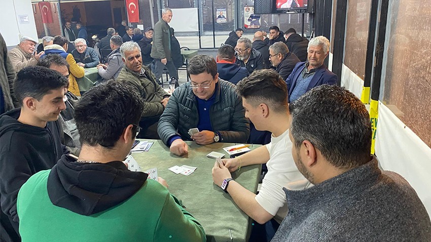 CHP'li Erkek gençlerle kahvede oyun oynadı