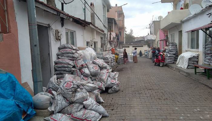 Lapseki’de ihtiyaç sahibi ailelere 413 ton kömür dağıtıldı