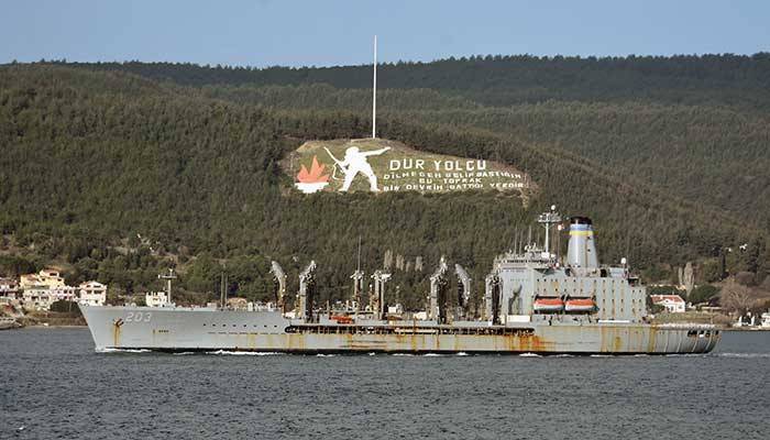 ABD savaş gemisi Çanakkale Boğazı’ndan geçti (VİDEO)