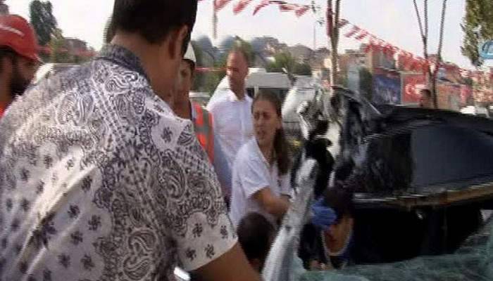 Lüks otomobille zikzak yapan gençler TIR’a çarptı: 4 yaralı