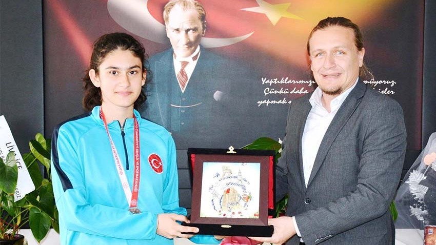 Başarılı sporcu Başkan Öztük’ü ziyaret etti