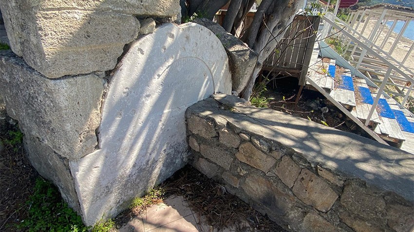 Dünyanın İlk Prefabrik Hastanesinin Çeşme Taşı Duvarın İçinde Bulundu
