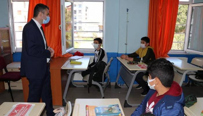 Lapseki Kaymakamı Fatih Çelikkaya Okulları Ziyaret Etti
