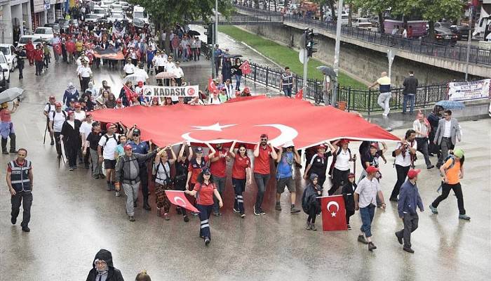 Şehitleri anmak için yapılan Atatürk ve İstiklal Yolu Yürüyüşü sona erdi
