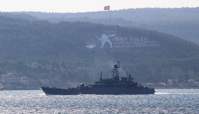 Rus savaş gemisi Çanakkale Boğazı'ndan geçti