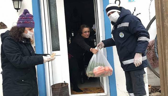 Bozcaada'da 180 hanenin pazar ihtiyacı karşılandı