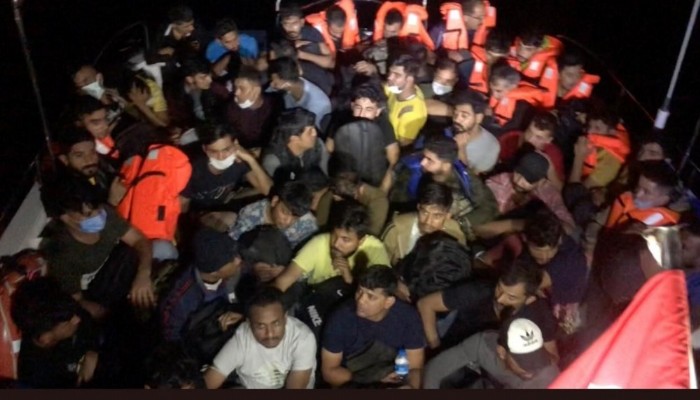 Yelkenli teknede 58 kaçak göçmen yakalandı 