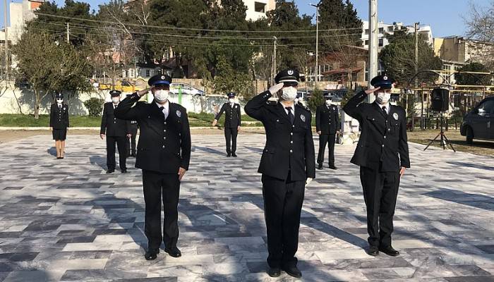 Ayvacık'ta sosyal mesafeli çelenk töreni