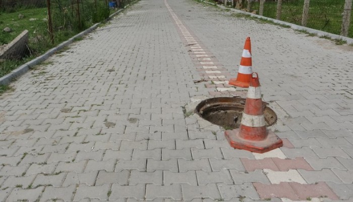 Çanakkale'de kısıtlamada rögar kapakları çalındı