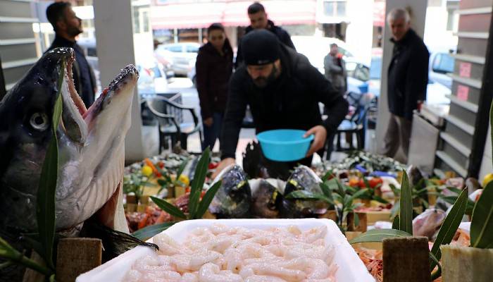 Restoranlar kapanınca balık halinde çeşit arttı, fiyat ucuzladı