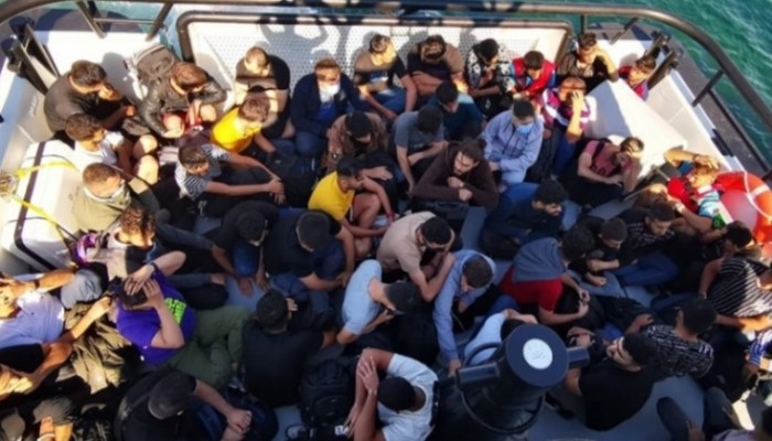 Bozcaada açıklarında makine arızası yapan yelkenli teknedeki 59 kaçak göçmen kurtarıldı