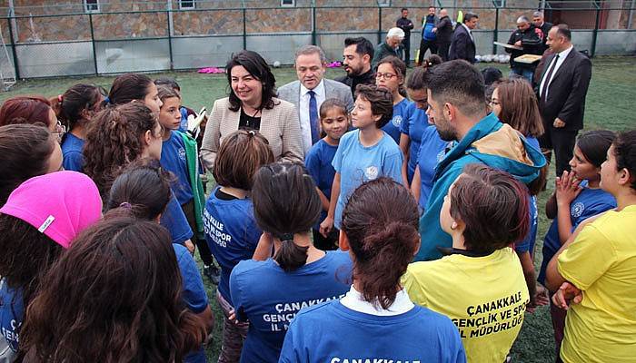 İskenderoğlu'ndan kadın futbol takımına ziyaret