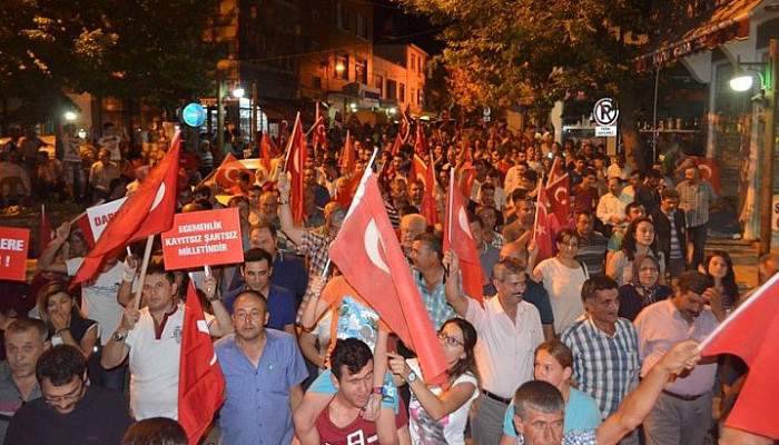  Ayvacık'ta demokrasi şehitleri için 5 bin kişi yürüdü