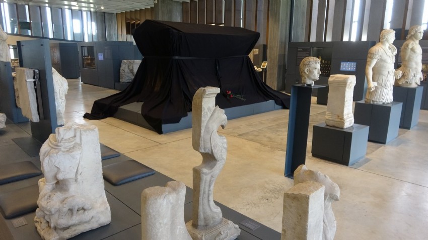 Troya Müzesi'ndeki o lahit siyah örtüyle kapatıldı!