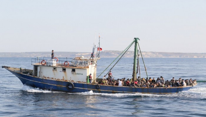  227 kaçak göçmen ve organizatörler balıkçı teknesinde yakalandı