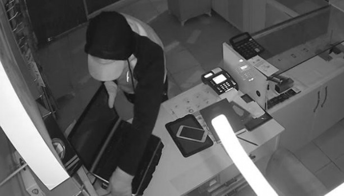 Lapseki’deki hırsızlık anları güvenlik kamerasında (VİDEO)
