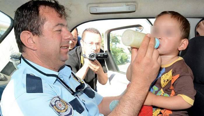 Babacan polis, ağlayan çocuğu biberonla susturdu