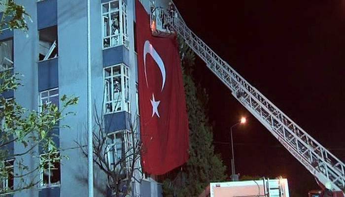 Patlamada hasar gören binaya dev Türk bayrağı asıldı