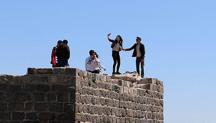Diyarbakır surlarına ‘özçekim’ yasağı